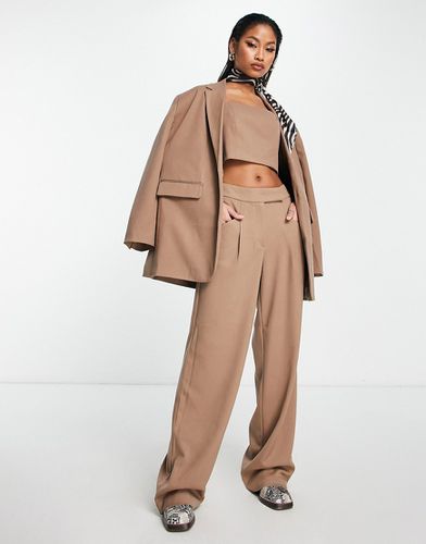 X Naomi Anwer - Pantaloni sartoriali con fondo ampio beige in coordinato - Something New - Modalova