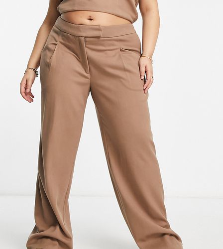 X Naomi Anwer - Pantaloni sartoriali a fondo ampio beige in coordinato - Something New Curve - Modalova