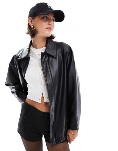 STR - Giacca bomber nera in pelle sintetica - Stradivarius - Modalova