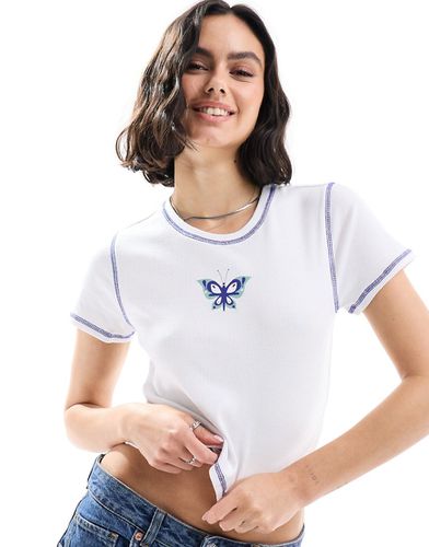 Maglietta ristretta bianca e blu navy con cuciture a contrasto e stampa di farfalla - Pieces - Modalova
