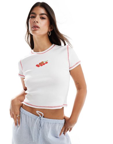 T-shirt corta bianca a coste con cuciture rosse a contrasto e stampa di pomodorini - Pieces - Modalova