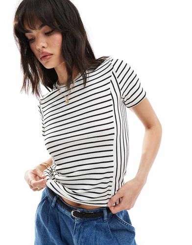 T-shirt a maniche corte monocromatica a coste con motivo a righe miste - Pieces - Modalova