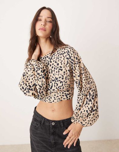 Blusa corta con stampa animalier e fiocco sul retro - Pimkie - Modalova