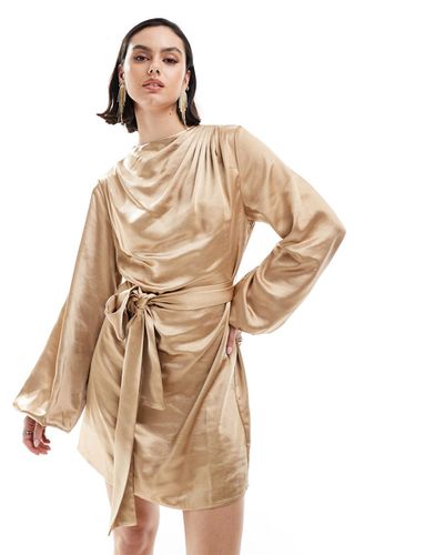 Vestito corto allacciato in vita in raso oro opaco - Pretty Lavish - Modalova
