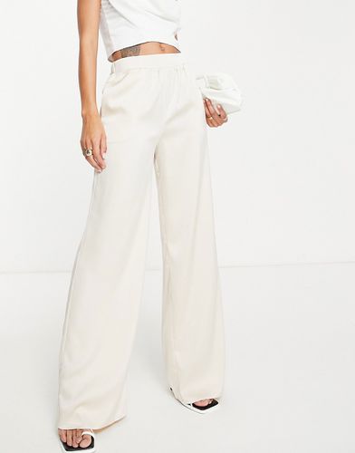 Pantaloni comodi in raso color crema in coordinato - Pretty Lavish - Modalova