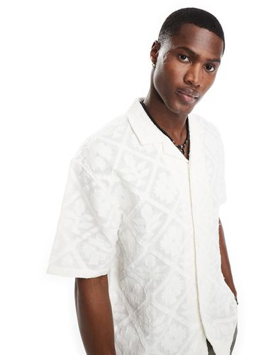Camicia bianca testurizzata a fiori con rever - Pull & Bear - Modalova