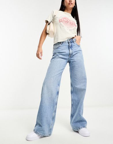 Jeans a vita medio alta e fondo ampio lavaggio medio - Pull & Bear - Modalova
