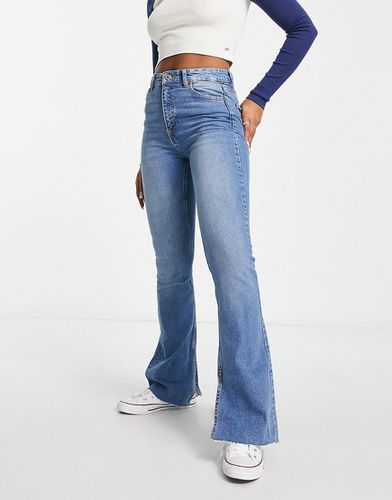 Jeans a zampa a vita alta medio con spacco - Pull & Bear - Modalova