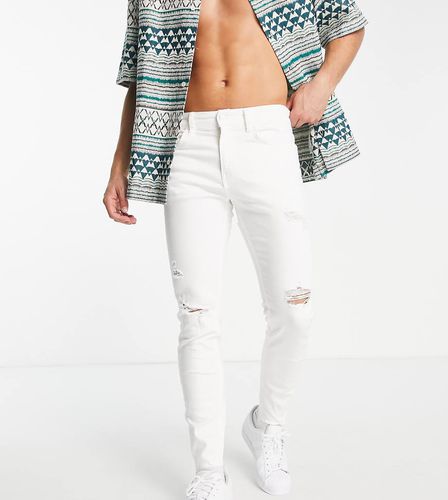 Jeans skinny bianchi con strappi - In esclusiva per ASOS - Pull & Bear - Modalova