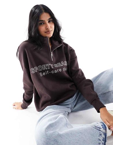 Maglione cioccolato con zip corta e grafica "Sporty Season" - Pull & Bear - Modalova