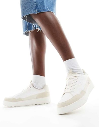 Sneakers bianche a contrasto con suola spessa - Pull & Bear - Modalova