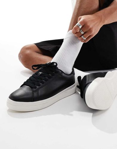 Sneakers nere e bianche con suola a contrasto - Pull & Bear - Modalova