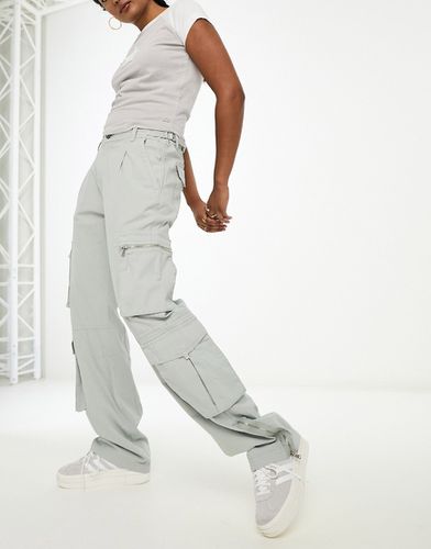 Pantaloni cargo a fondo ampio grigio chiaro con tasche con zip multiple - Pull & Bear - Modalova