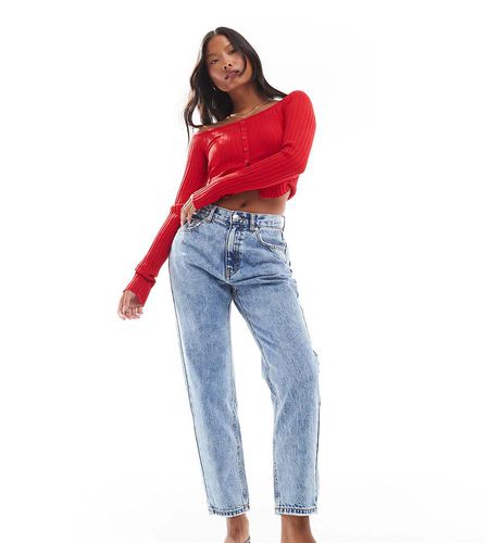 Petite - Mom jeans a vita alta lavaggio medio - Pull & Bear - Modalova