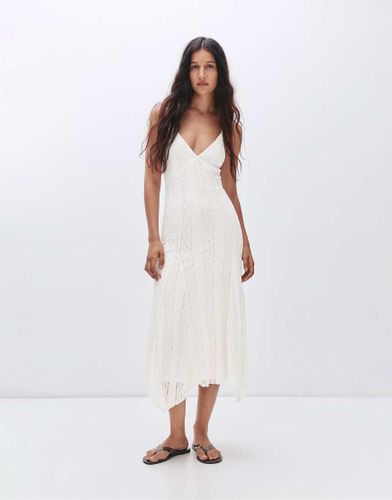 Robe mi-longue en dentelle à bretelles fines - Beige - Pull & bear - Modalova