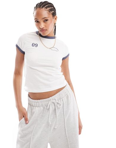 T-shirt ristretta bianca con grafica sportiva - Pull & Bear - Modalova