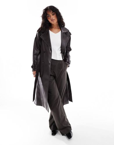 Trench in pelle sintetica con cintura - Pull & Bear - Modalova