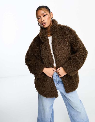 Cappotto oversize in pile borg cioccolato - QED London - Modalova