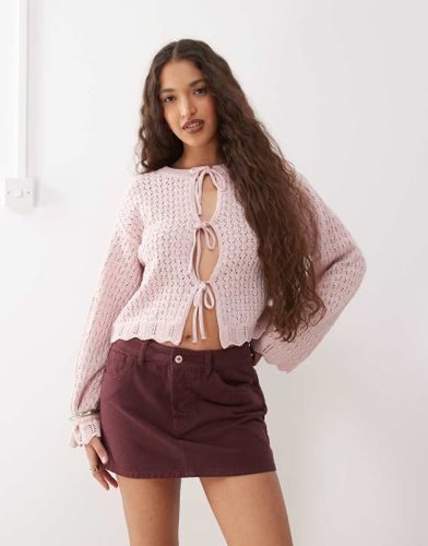 Gilet en maille crochetée noué devant à bords festonnés - pastel - Reclaimed Vintage - Modalova