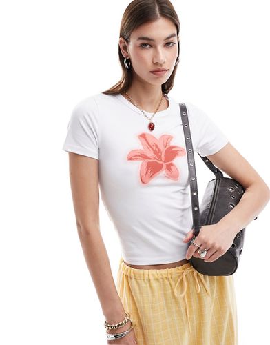 T-shirt ristretta bianca con stampa di giglio rosso - Reclaimed Vintage - Modalova