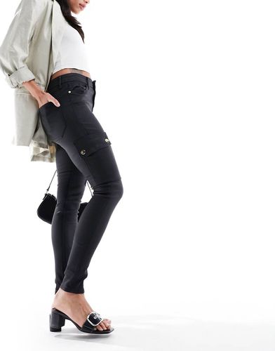 Pantaloni cargo skinny neri spalmati - River Island - Modalova