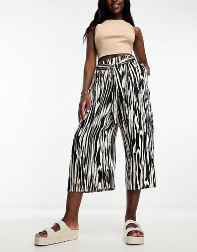 Pantaloni culotte allacciati in vita con stampa bianca e nera - River Island - Modalova