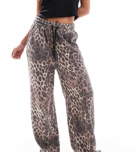 Joggers a fondo ampio con stampa leopardata - River Island Petite - Modalova