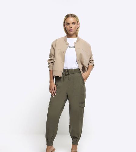 Pantaloni cargo kaki scuro con cintura, fondo elasticizzato e finiture oro - River Island Petite - Modalova