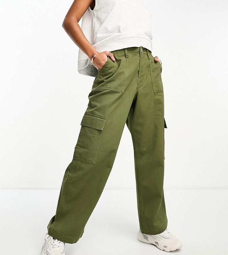 Pantaloni cargo multitasche dritti kaki - River Island Petite - Modalova