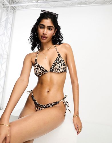 Top bikini a triangolo marrone con stampa leopardata e volant - River Island - Modalova