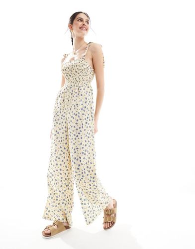 Chintzy - Tuta jumpsuit gialla a fiori arricciata - Wednesday's Girl - Modalova