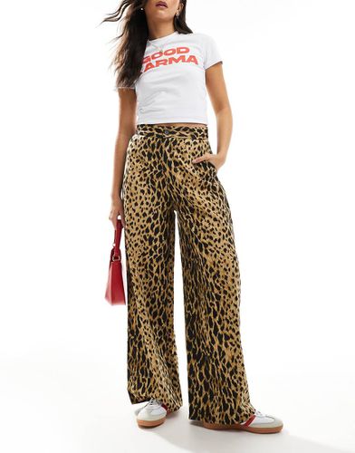 Pantaloni a fondo ampio in twill color cuoio con stampa leopardata - Wednesday's Girl - Modalova