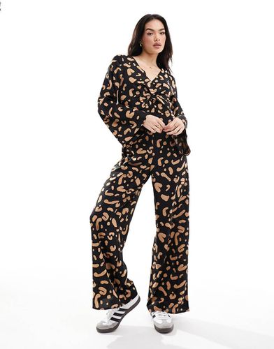 Tuta jumpsuit nera e crema con maniche a campana - Wednesday's Girl - Modalova