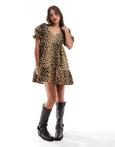 Vestito grembiule color cuoio leopardato con maniche a sbuffo - Wednesday's Girl - Modalova