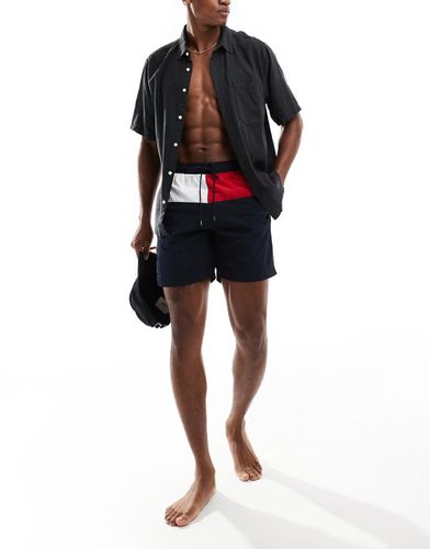 Core - Pantaloncini da bagno con bandiera e coulisse lunga - Tommy Hilfiger - Modalova