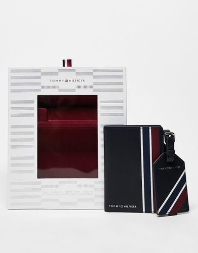 Set regalo navy con porta passaporto e targhetta per bagaglio - Tommy Hilfiger - Modalova