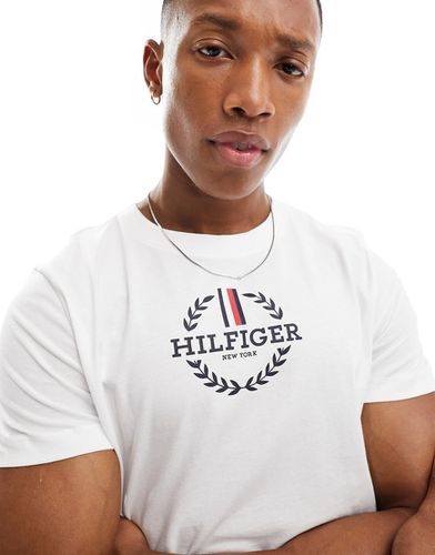 T-shirt bianca con logo global stripe wreath - Tommy Hilfiger - Modalova