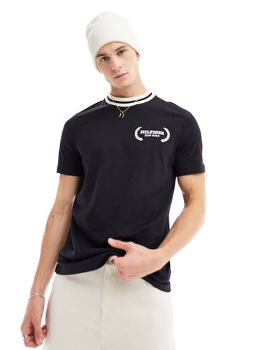 T-shirt nera con colletto con righe a contrasto e logo - Tommy Hilfiger - Modalova