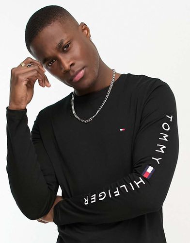 Top a maniche lunghe con logo e bandierina sul braccio - Tommy Hilfiger - Modalova