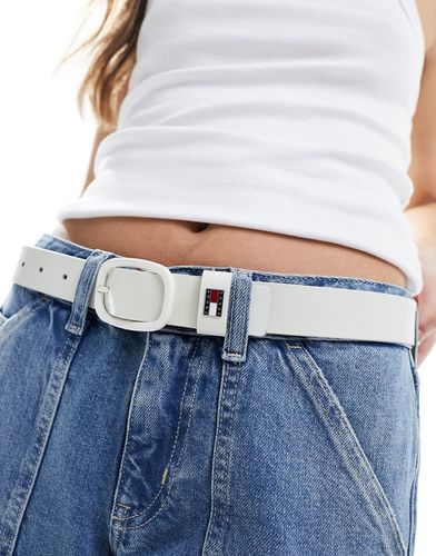 Cintura bianca con fibbia ovale tono su tono - Tommy Jeans - Modalova