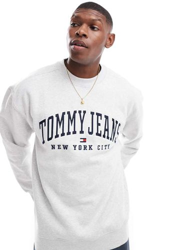 Felpa chiaro con logo stile college - Tommy Jeans - Modalova