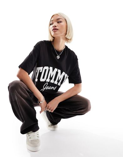 New - T-shirt a maniche corte oversize taglio corto nera con logo stile college - Tommy Jeans - Modalova