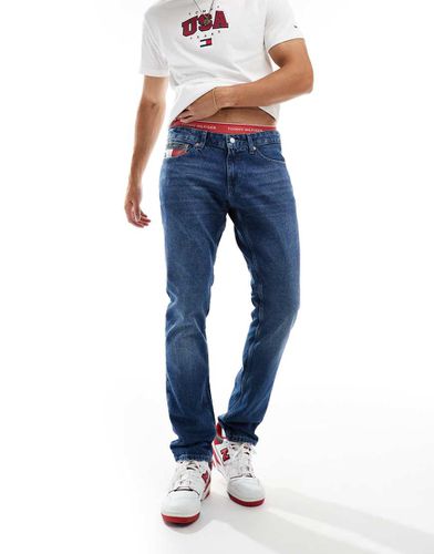 Scanton - Jeans slim lavaggio medio con bandiera - Tommy Jeans - Modalova