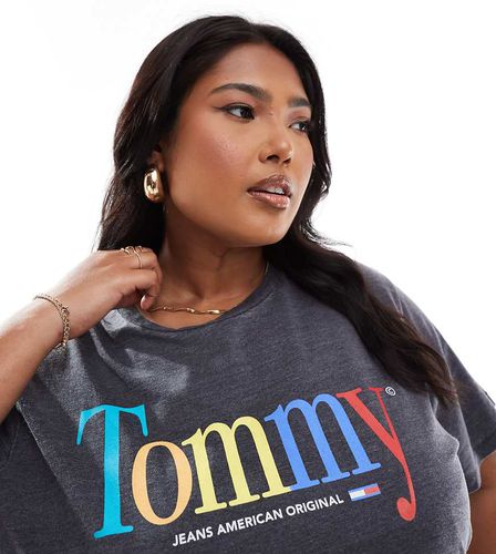 Plus - T-shirt nera con logo arcobaleno - Tommy Jeans - Modalova