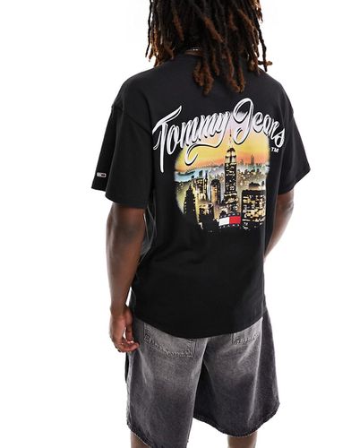 T-shirt comoda nera con stampa vintage di città - Tommy Jeans - Modalova