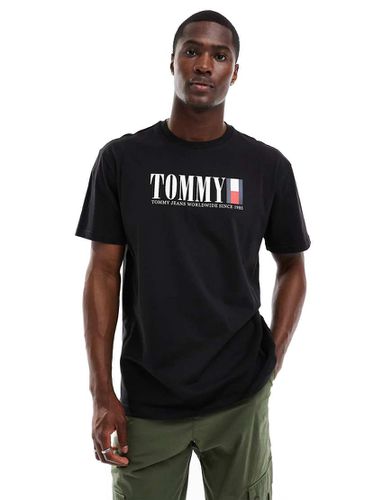 T-shirt nera con ampio logo - Tommy Jeans - Modalova