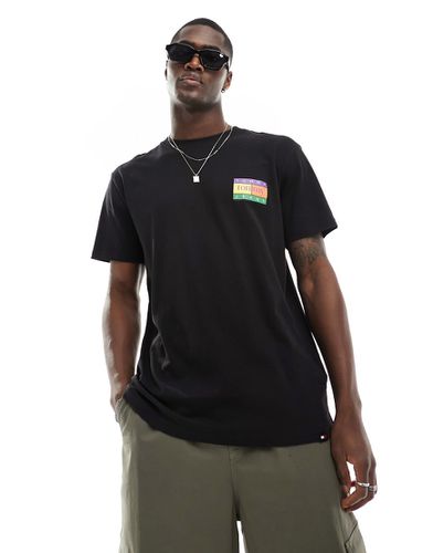 T-shirt nera vestibilità classica con bandiera in stile estivo - Tommy Jeans - Modalova
