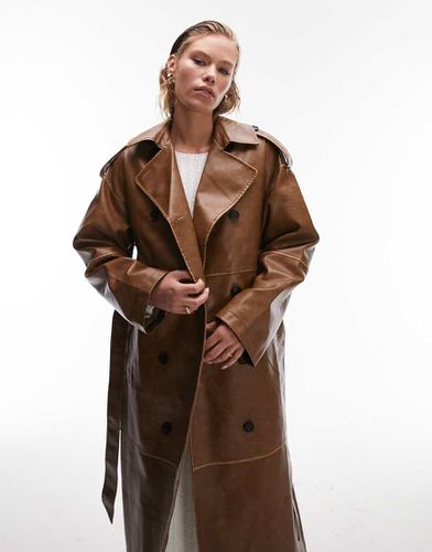 Trench color cuoio in pelle sintetica slavata taglio lungo - Topshop - Modalova