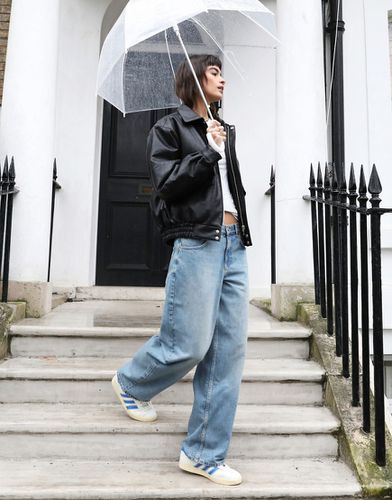 Jeans con cinturino sul retro lavaggio candeggiato sporco - Topshop - Modalova