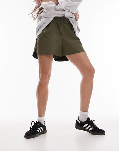 Pantaloncini stile running in pelle sintetica color kaki - Topshop - Modalova